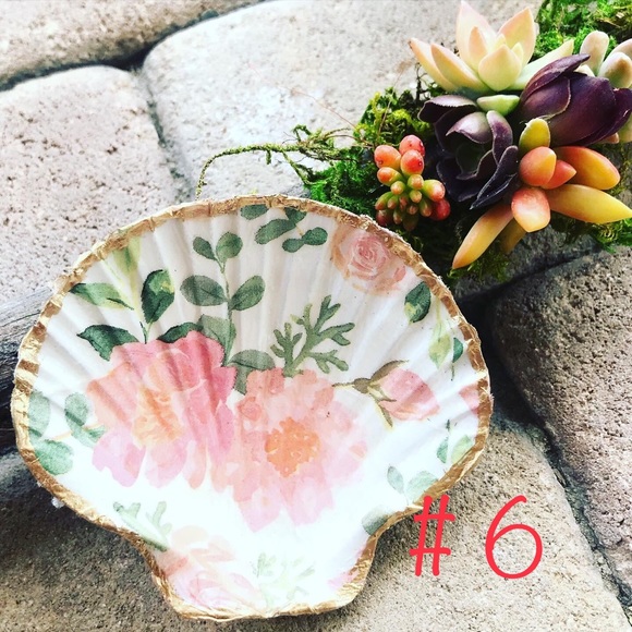 SOLD- Seashell Jewelry Dish - Picture 9 of 15